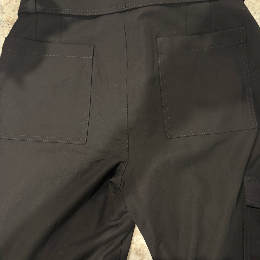 *GENTLY WORN* Womens Banana Republic Size 12S Tapered Cargo Pant - Picture 3 of 9